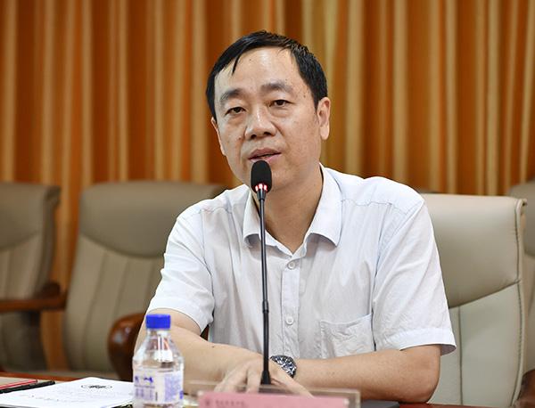 1蔡建辉校长主持报告会__.jpg