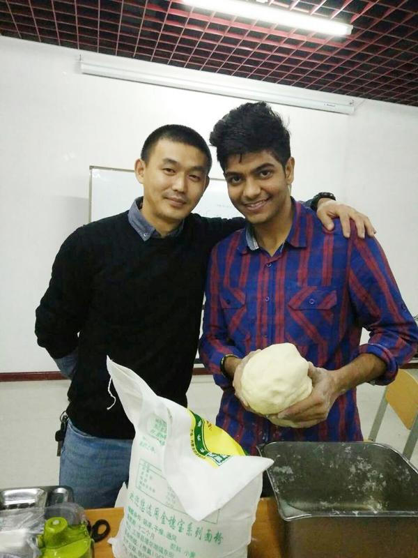 李战杰老师与学生子丹合作和面.jpg
