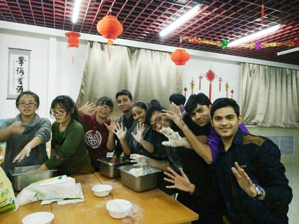中国学生与留学生欢乐和面.jpg