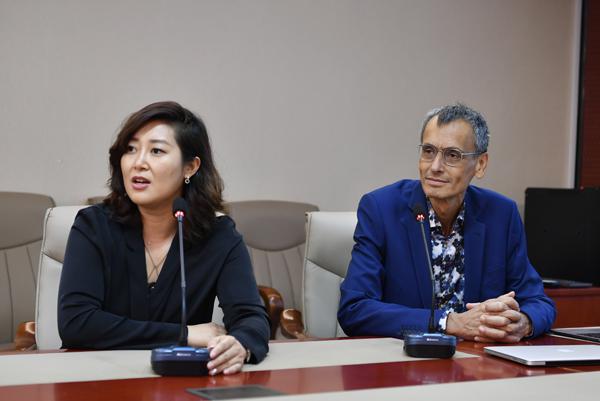 任晓琳女士（左）和（右）Andre 先生（右）作介绍__.jpg