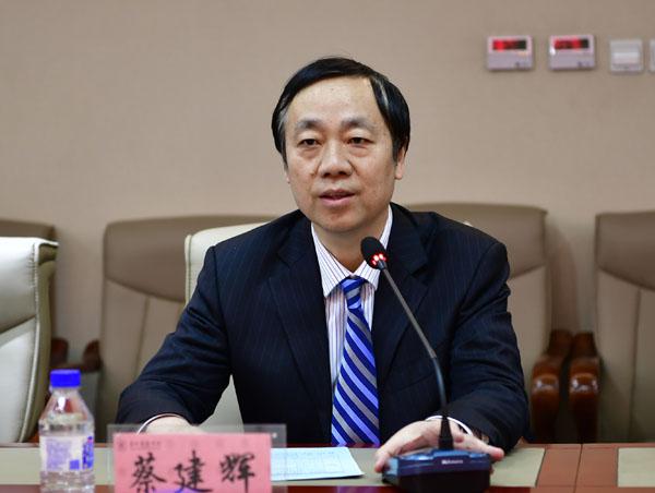 1学校校长蔡建辉主持汇报会__.jpg