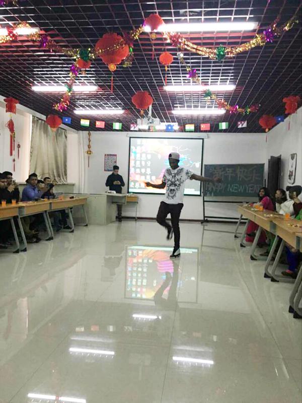 留学生王梓表演街舞.jpg