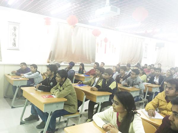 留学生认真聆听.jpg