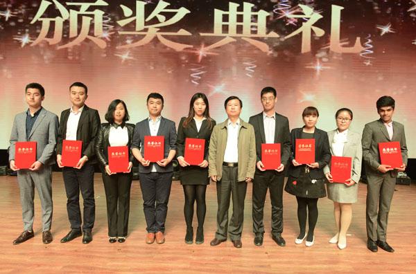 郑永奎书记（右5）给获奖单位代表颁奖.jpg