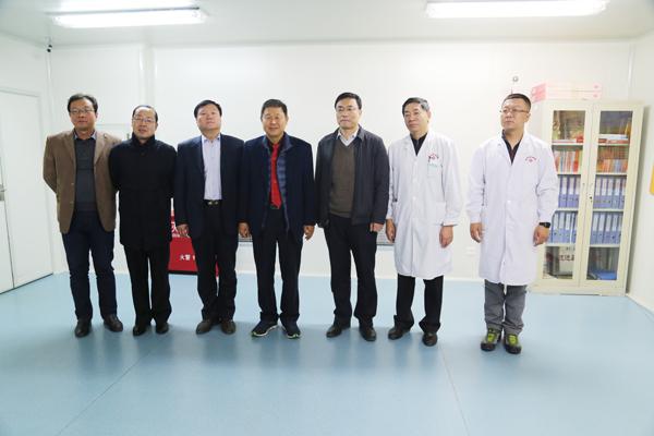 与客人合影.jpg
